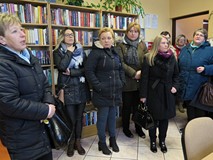 Wizyta bibliotekarzy bibliotek gminnych w filiach biblioteki w Sianowie,  w czasie konferencji
