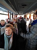 Seniorzy z Polanowa w autobusie do kina