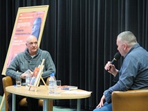 Cezary Harsimowicz rozmawia z Piotrem Pawłowskim w czasie spotkania w Koszalińskiej Bibliotece Publi