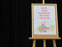 Jubileuszowy plakat  50. finał Turnieju Recytatorskiego „Ptaki, ptaszki i ptaszęta polne”. Ptaki są 