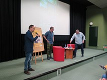 Od lewej: Dyrektor Koszalińskiej Biblioteki Publicznej, Dariusz Pawlikowski wita publiczność zgromad