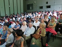 Publiczność zgromadzona na spotkaniu z Marcinem Mellerem w Koszalińskiej Bibliotece Publicznej