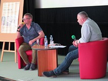 Od lewej: Marcin Meller oraz prowadzący spotkanie Piotr Pawłowski