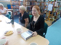 Bibliotekarka rozmawia z uczestniczkami Dyskusyjnego Klubu Książki o 