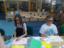 Chłopiec i dziewczynka podczas pracy plastycznej