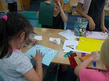 Dwie dziewczynki podczas pracy plastycznej