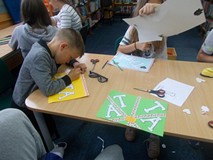 Dzieci podczas pracy plastycznej