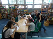 Dzieci podczas rozwiązywania krzyżówki i wykreślanki w języku angielskim