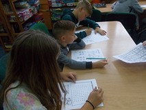 Dzieci podczas zadań w języku angielskim