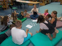 Dzieci poznają słownictwo w języku angielskim związane z rodziną