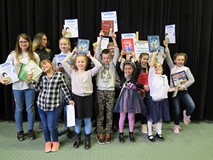 Uczestnicy XV dziecięcej sesji naukowej pt. „Podróż w kapeluszu za 100 tysięcy przez życie Adama Bah