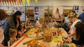 Indiańska biżuteria robiona w czasie Nocy w Bibliotece