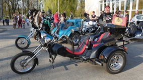 Harleye przed Koszalińską Biblioteką Publiczną w czasie Nocy w Bibliotece