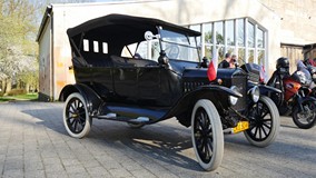 Zabytkowy samochód przed Koszalińską Biblioteką Publiczną w czasie Nocy w Bibliotece