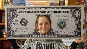 Zabawna fotografia z dolarem - w czasie Nocy w Bibliotece