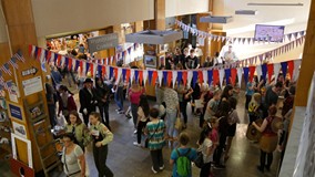 Tłumy odwiedzających w wypożyczalni w czasie Nocy w Bibliotece