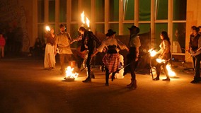 Finał Nocy w Bibliotece- indiański taniec z ogniami.