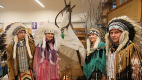 Indianie w pióropuszach w czasie Nocy w Bibliotece