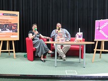 Tomasz Sekielski w Koszalińskiej Bibliotece Publicznej - rozmowę prowadzi żona autora