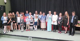 Laureaci Koszalińskiej Niezapominajki wspólnie pozują do zdjęcia