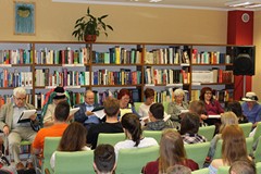 Aktorzy teatru przy stoliku VERBUM przedstawiają 