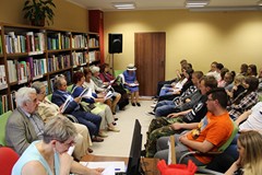 Aktorzy teatru przy stoliku VERBUM przedstawiają 