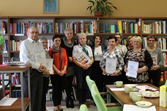 Uczestnicy kursu komputerowego w bilbiotece polanowskiej pozują do zdjęcia