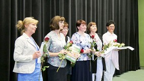 Bibliotekarki-jubilatki obdarowane książkami przez Stowarzyszenie Bibliotekarzy Polskich w koszalińs