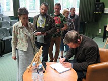 Paweł Sołtys vel Pablopavo podpisuje książki po spotkaniu autorskim