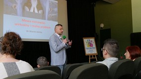 Dr Marek Górka prowadzi wykład w czasie Żywej Biblioteki w Koszalińskiej Bibliotece Publicznej