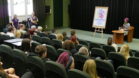 Sylwia Chutnik prowadzi debatę w czasie Żywej Biblioteki w Koszalińskiej Bibliotece Publicznej