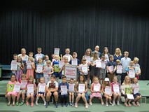 Najaktywniejsi czytelnicy powiatu koszalińskiego pozują do wspólnego zdjęcia w Koszalińskiej Bibliot