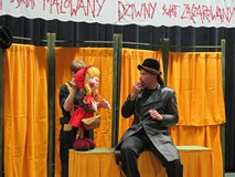 Spektakl o Czerwonym Kapturku teatru Władca Lalek uświetniający Powiatowe Święto Czytelnika Dziecięc