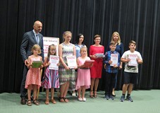 Wicestarosta koszaliński Dariusz Kalinowski pozuje do zdjęcia z najaktywniejszymi czytelnikami z Pol