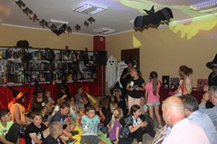 Bawiące się dzieci w czasie Nocy w Bibliotece w Polanowie