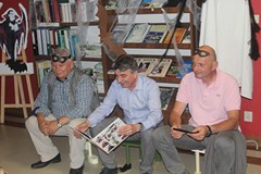 Burmistrz i wiceburmistrz Polanowa oraz wicestarostwa koszaliński czytają dzieciom w czasie Nocy w B