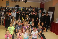 Uczestnicy  i organizatorzy Nocy w Bibliotece w Polanowie pozują do wspólnego zdjęcia