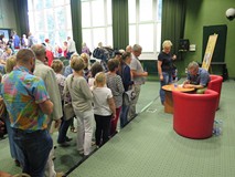 Długa kolejka wielbicieli czekających na autograf Marcina Mellera w Koszalińskiej Bibliotece Publicz