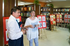 Burmistrz Polanowa wraz z autorką na otwarciu wystawy 