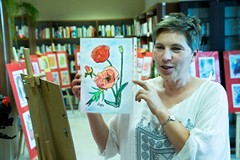 Luba Hołubowska z jedną ze swych prac na otwarciu wystawy 