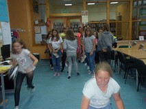 dzieci podczas zabawy ruchowej