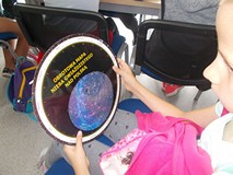 Dziewczynka trzyma obrotową mapę nieba