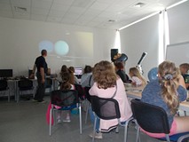 Dzieci oglądają film edukacyjny o kosmosie