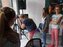 Dzieci obserwują świat przez lornetkę