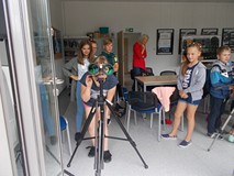 Dziewczynka patrzy przez lornetkę