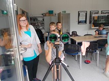 Dziewczynka patrzy przez lornetkę