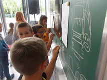 Dzieci rysują na tablicy