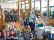 Dziewczynki prezentują swoją pracę