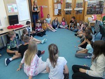 Bibliotekarka prowadzi zabawę