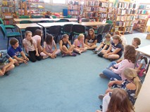 Chłopiec prezentuje swoją pracę grupie